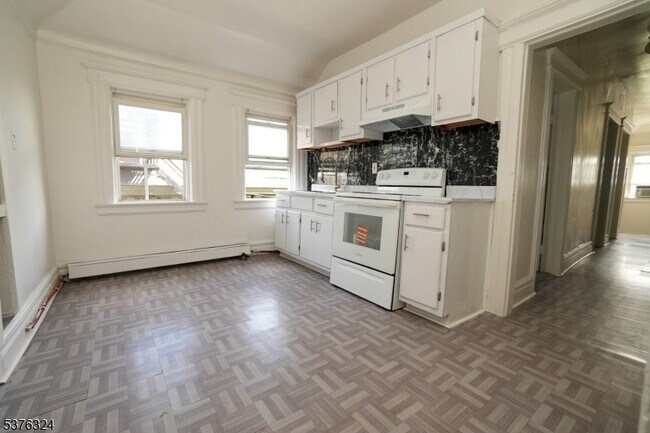 26 Treacy Ave in Newark, NJ - Building Photo - Building Photo