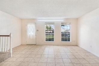 2810 Grants Lake Blvd in Sugar Land, TX - Foto de edificio - Building Photo