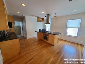 8 White Ave, Unit 3 in Chestnut Hill, MA - Building Photo - Building Photo