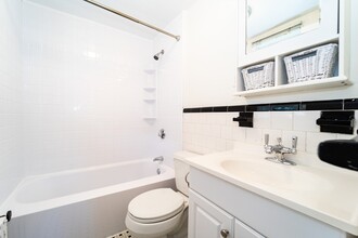 236 Beacon St, Unit 1H in Boston, MA - Foto de edificio - Building Photo