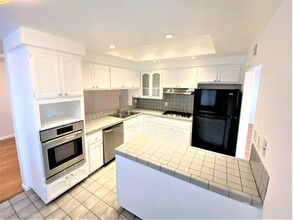 7039 Rubio Ave in Los Angeles, CA - Building Photo - Building Photo
