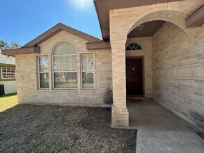 1011 Sapphire St in Laredo, TX - Foto de edificio - Building Photo