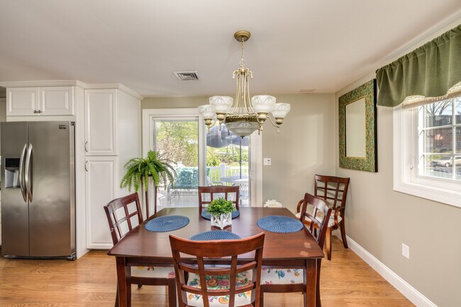 73 Maxwell Dr in Plantsville, CT - Building Photo - Building Photo