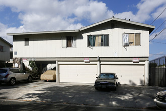 20755-20763 Hartland St in Winnetka, CA - Foto de edificio - Building Photo