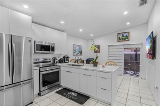 7117 W 30th Ln in Hialeah, FL - Building Photo - Building Photo