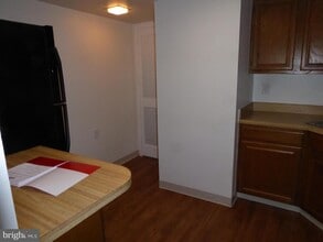 1427 Northgate Sq, Unit 12 in Reston, VA - Foto de edificio - Building Photo