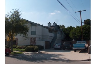 1637 W Valencia Dr in Fullerton, CA - Foto de edificio - Building Photo