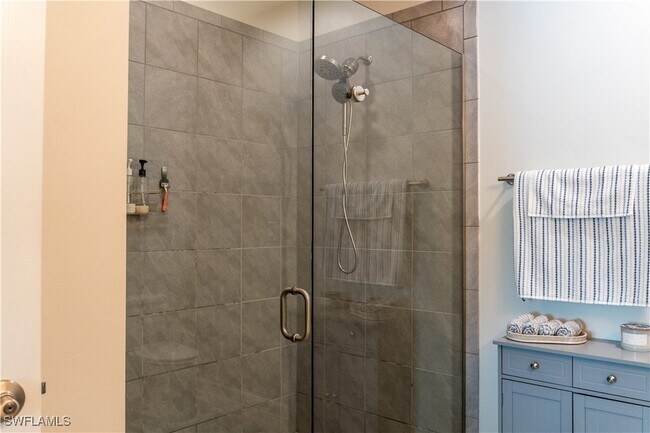 14888 Edgewater Cir in Naples, FL - Foto de edificio - Building Photo