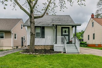 19605 Fairway Ave in Maple Heights, OH - Building Photo - Building Photo