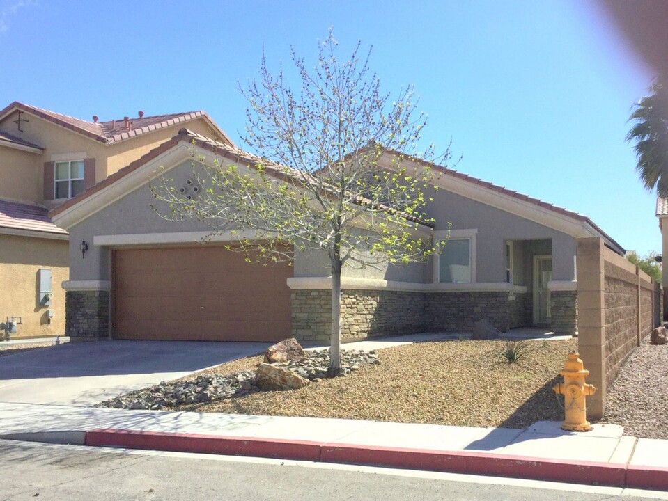 345 W Arrowbird Ave in North Las Vegas, NV - Building Photo