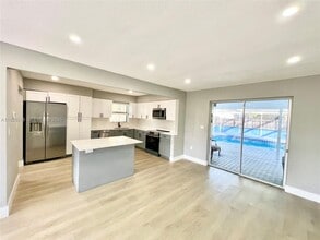 3801 N 66th Ave in Hollywood, FL - Building Photo - Building Photo