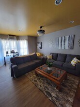 132 N 3rd St, Unit 2 in Dekalb, IL - Foto de edificio - Building Photo