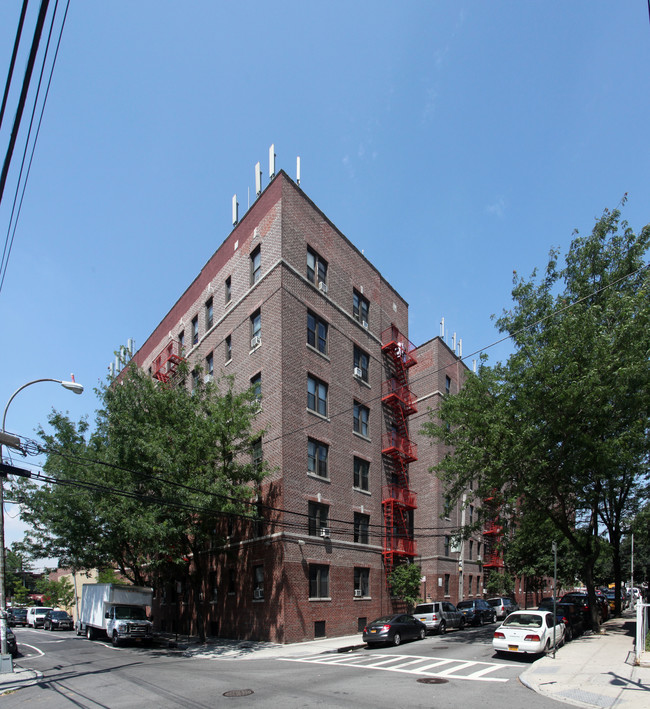 Felipes building in Corona, NY - Foto de edificio - Building Photo