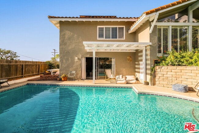 property at 4748 Round Top Dr