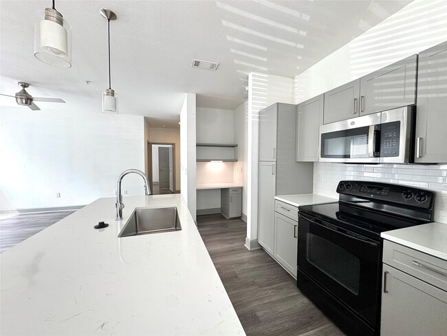 3333 Weslayan St in Houston, TX - Foto de edificio - Building Photo