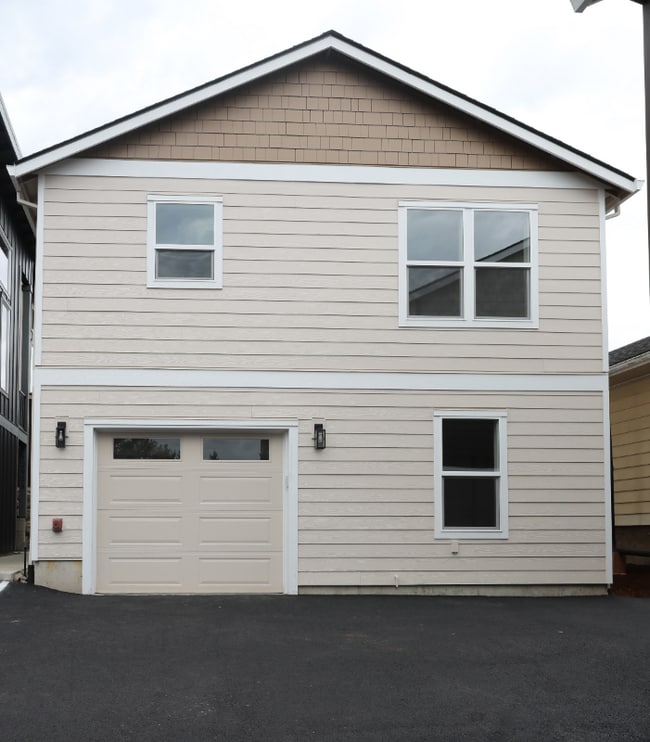 12911 SE Ridgecrest Rd in Happy Valley, OR - Foto de edificio - Building Photo