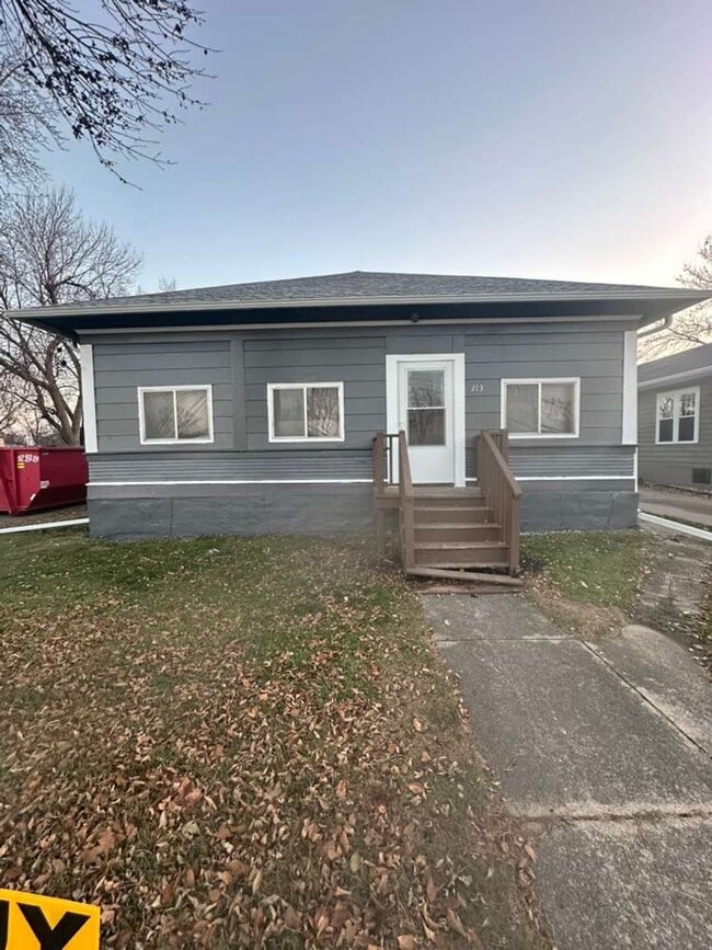 213 E 1st Ave in Lennox, SD - Building Photo - Building Photo