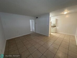 8600 NW 40th St in Coral Springs, FL - Building Photo - Building Photo