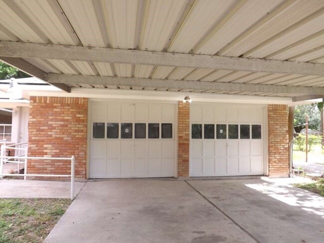 729 S 5th St in La Porte, TX - Building Photo - Building Photo