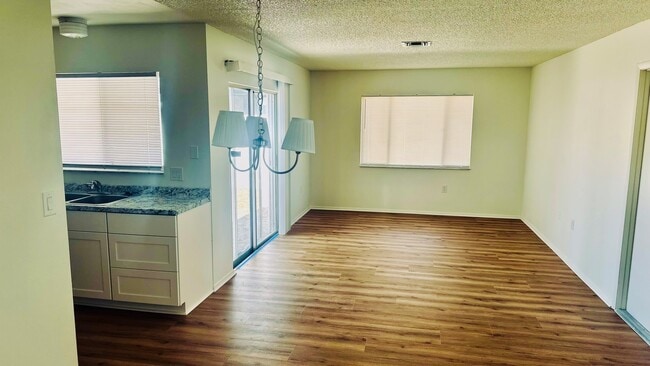 6932 124th Ave in Largo, FL - Foto de edificio - Building Photo
