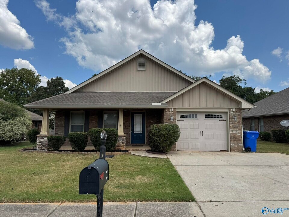 24707 Rolling Vista Dr in Athens, AL - Foto de edificio