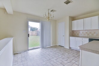 5719 Clerkenwell Dr in Houston, TX - Foto de edificio - Building Photo