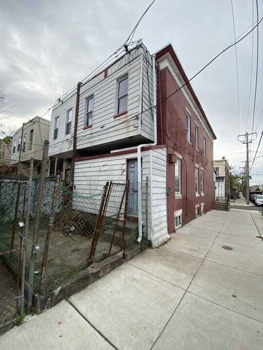 65 N Dewey St in Philadelphia, PA - Building Photo