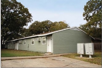 500 Foch St in Bryan, TX - Foto de edificio - Building Photo
