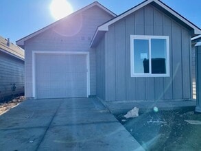 1868 N W Enterprise St in Mountain Home, ID - Foto de edificio - Building Photo