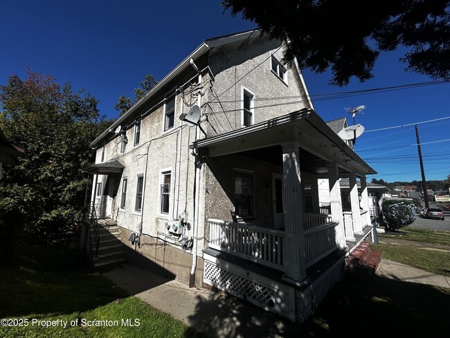 1115 Monroe Ave in Dunmore, PA - Building Photo - Building Photo