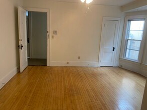 1228 E Brady St, Unit B in Milwaukee, WI - Foto de edificio - Building Photo
