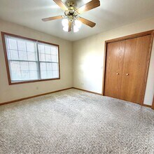 1005 Waters Edge Rd in Champaign, IL - Building Photo - Building Photo