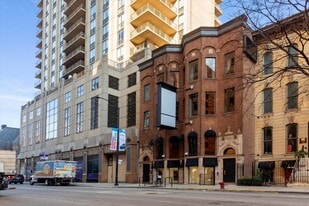 22 W Ontario St in Chicago, IL - Building Photo