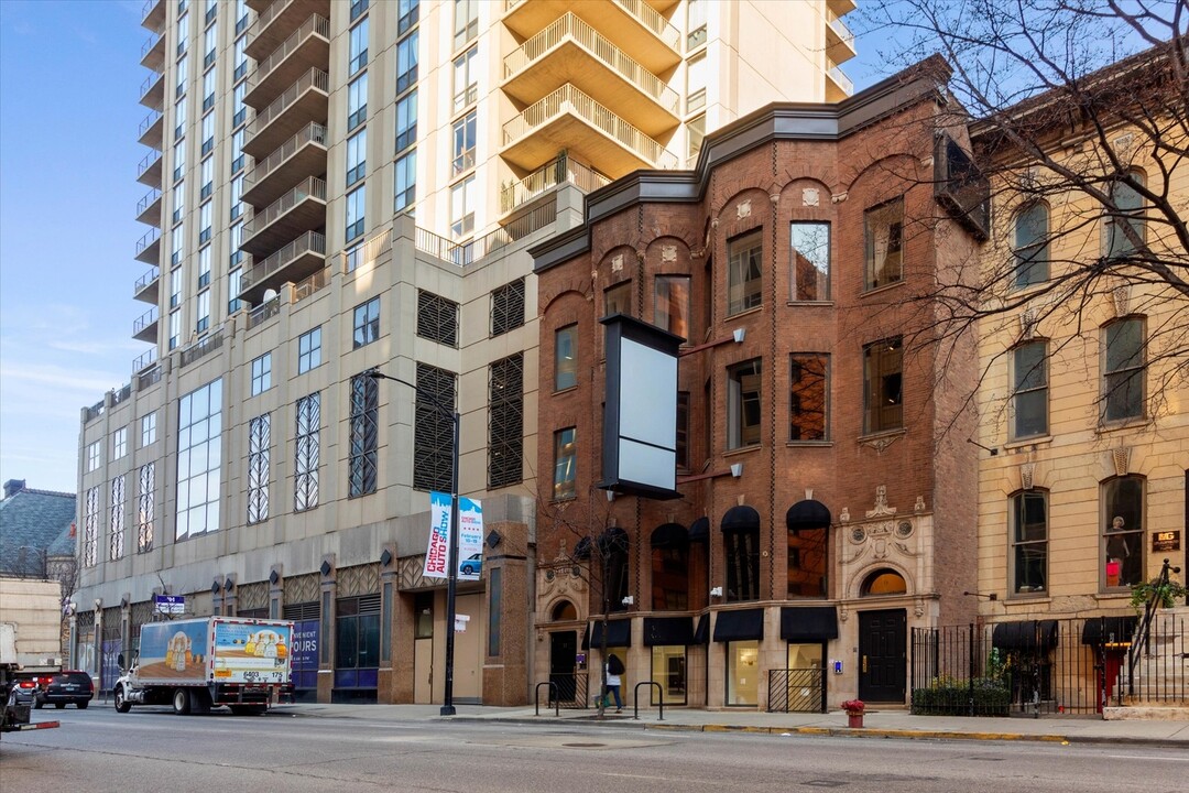 20 W Ontario St in Chicago, IL - Building Photo