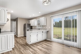 194 Clyde Ave, Unit 194 in Angola, IN - Building Photo