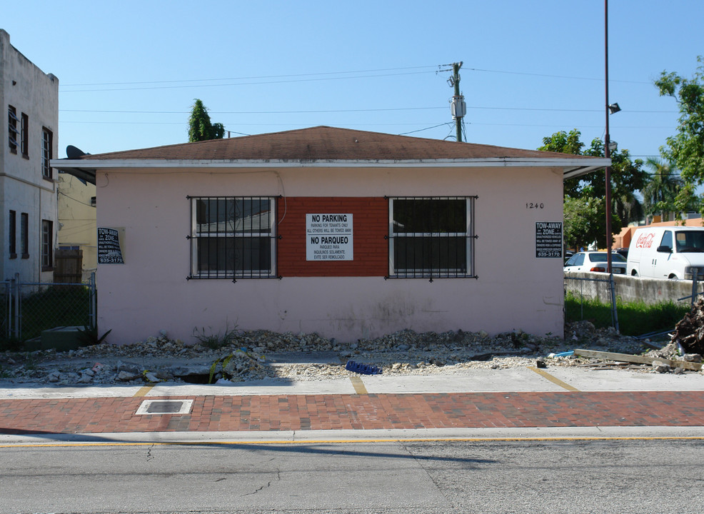 1240 SW 7th St in Miami, FL - Foto de edificio