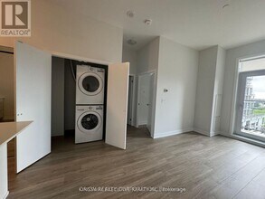 4130 Parkside Village Dr in Mississauga, ON - Building Photo - Building Photo