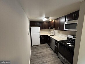 10025 Fair Wds Dr in Fairfax, VA - Foto de edificio - Building Photo