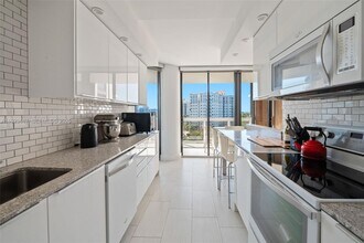 20185 E Country Club Dr in Miami, FL - Building Photo - Building Photo