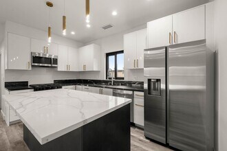 1920-1922 S Sherbourne Dr, Unit 1922 in Los Angeles, CA - Building Photo - Building Photo