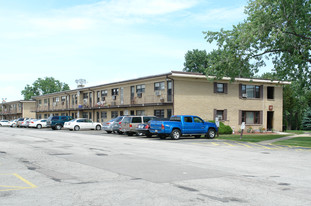 13 King Arthur Ct in Melrose Park, IL - Building Photo