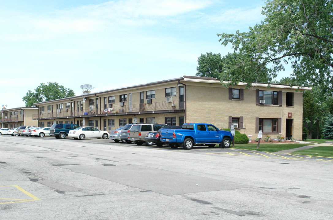 13 King Arthur Ct in Melrose Park, IL - Foto de edificio