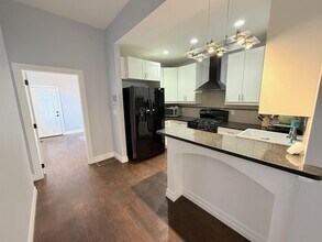 8 Cross St E in Somerville, MA - Foto de edificio - Building Photo