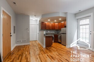 556 W Arlington Pl, Unit 609 in Chicago, IL - Building Photo