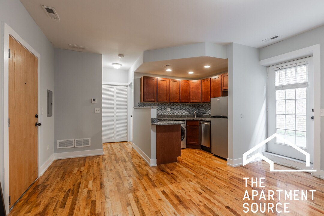 556 W Arlington Pl, Unit 609 in Chicago, IL - Building Photo