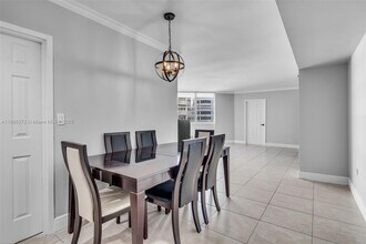 999 Brickell Bay Dr in Miami, FL - Building Photo - Building Photo