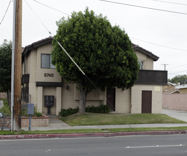 8740 Valley View St in Buena Park, CA - Foto de edificio - Building Photo