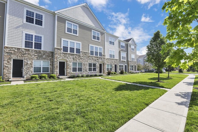 483 Autumn Ridge Cir in Pickerington, OH - Building Photo - Building Photo