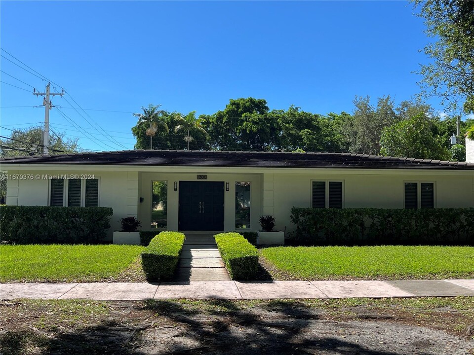 300 Camilo Ave in Coral Gables, FL - Foto de edificio