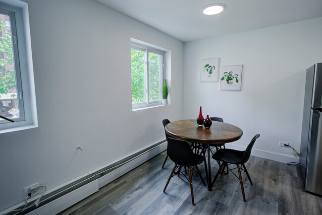 5402 N Damen Ave, Unit 202 in Chicago, IL - Building Photo - Building Photo